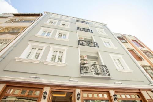 een hoog wit gebouw met ramen en balkons bij Atlantis Royal Hotel in Istanbul