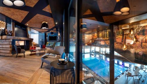 hol hotelowy z basenem w środku w obiekcie Residence Amaya w mieście Villard-sur-Doron