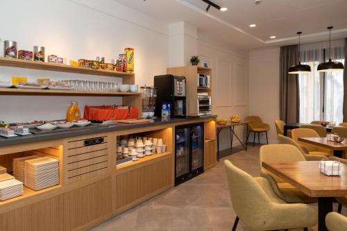 Příslušenství pro přípravu čaje a kávy v ubytování Apartamentos Ardales