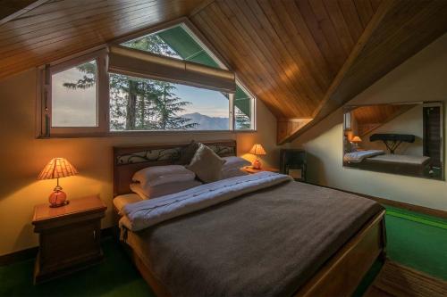 Postel nebo postele na pokoji v ubytování StayVista at The Corner House - Pet Friendly Villa