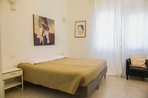 um quarto com uma cama e uma cadeira em Torre 2 San Bonifacio - Locazione Turistica em San Bonifacio