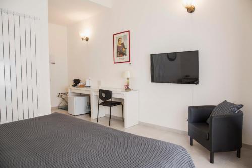 um quarto com uma cama, uma secretária e uma televisão em Torre 2 San Bonifacio - Locazione Turistica em San Bonifacio