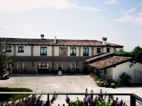 duży dom z dziedzińcem przed nim w obiekcie Agriturismo Mulino Delle Tolle w mieście Bagnário Arsa