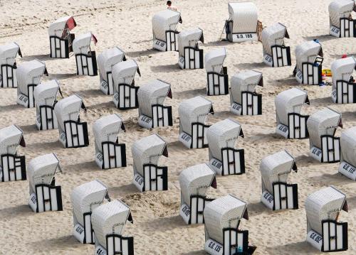 Ein Haufen Stühle im Sand am Strand in der Unterkunft Villa Linde in Göhren