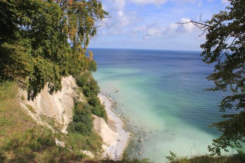 ein Blick auf das Meer von einer Klippe in der Unterkunft Villa Linde in Göhren