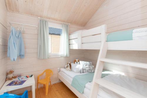 乌斯特卡Domki gościnne Govinda的一间卧室，配有两张双层床和一张书桌