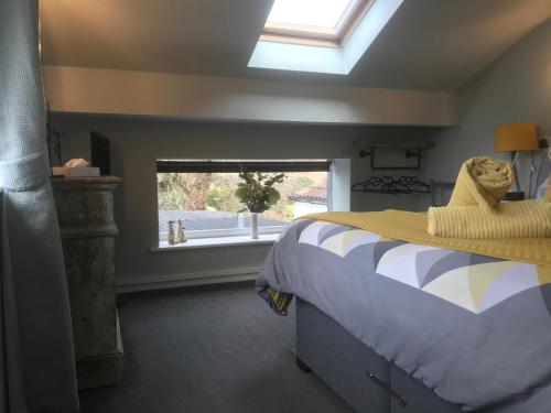 una camera con un letto con finestra e un letto sidx sidx. di Aiskew Villa Annex a Bedale