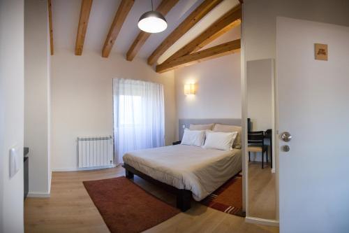 - une chambre avec un lit et un bureau dans l'établissement Casa da Feira, à Lobios