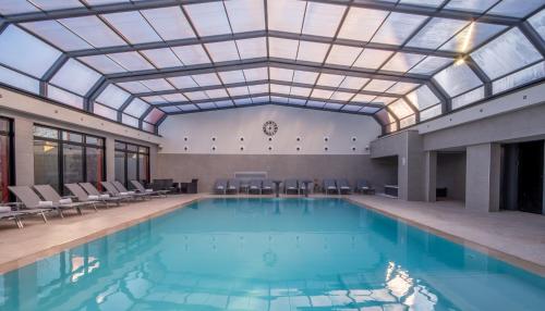 Bazén v ubytování Kyriad Prestige Lyon Est - Saint Priest Eurexpo Hotel and SPA nebo v jeho okolí