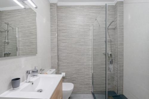 ein Badezimmer mit Dusche, Waschbecken und Toilette in der Unterkunft Estela Maris in Nerja
