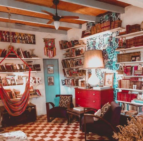 een woonkamer gevuld met veel boeken bij Hospedaria Santa Bárbara in Rio de Janeiro