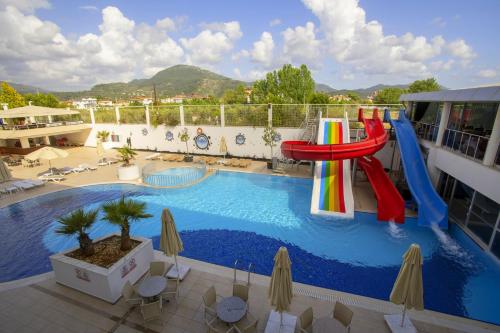 una piscina con un tobogán en medio de un complejo en Dalaman Airport Lykia Thermal & Spa Hotel, en Dalaman
