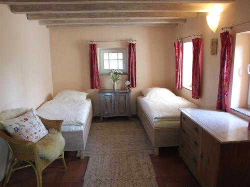 1 dormitorio con 2 camas y vestidor en Hof-Solgaard, en Loit