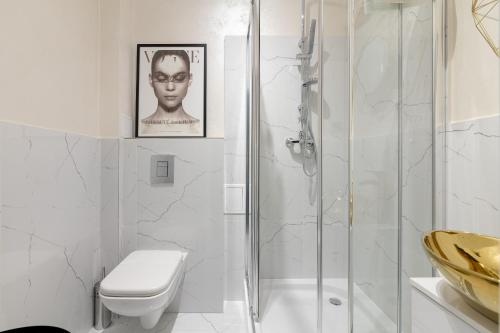 A bathroom at Stara Ochota Vogue Apartment