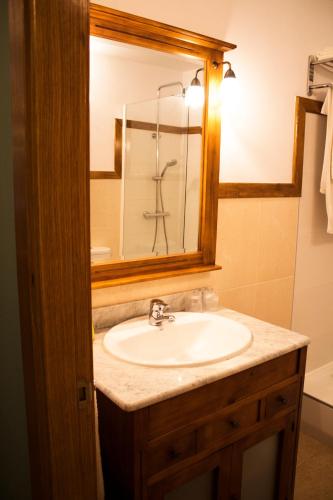 a bathroom with a sink and a mirror at Alcor del Roble in Collado