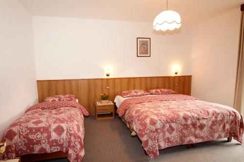 Appartamenti Lezuo Iris tesisinde bir odada yatak veya yataklar