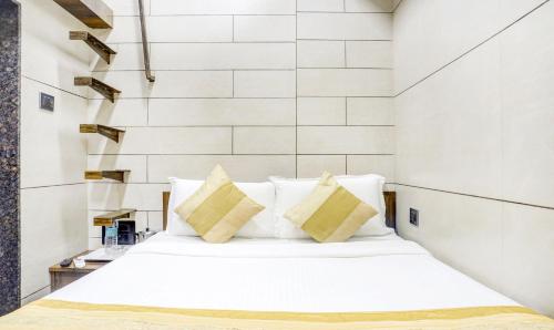 Posteľ alebo postele v izbe v ubytovaní Hotel Rooms Dadar near Station
