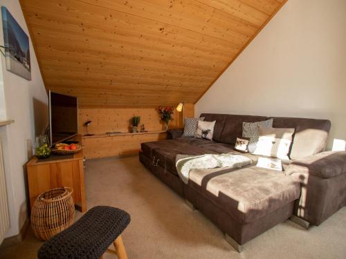 ein Wohnzimmer mit einem Sofa und einem TV in der Unterkunft Landhaus Wanger in Pfronten