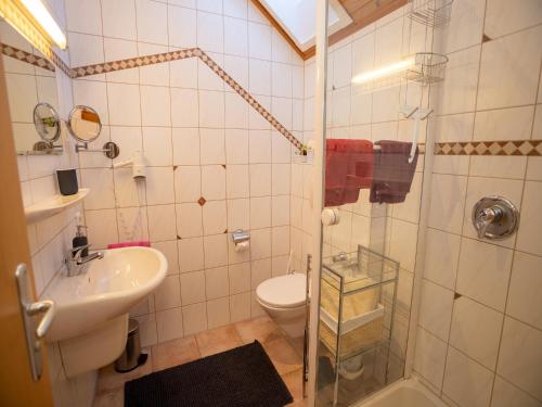 ein Bad mit einem Waschbecken, einem WC und einer Dusche in der Unterkunft Landhaus Wanger in Pfronten