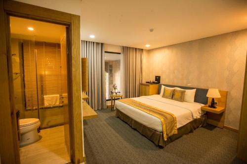 Llit o llits en una habitació de The Blue Airport Hotel