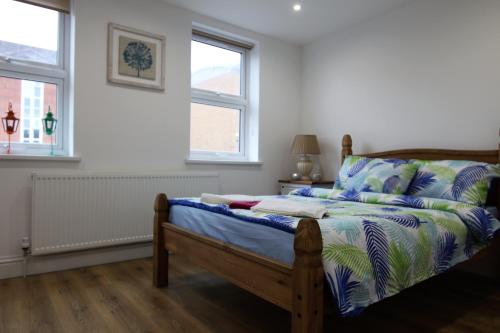A bed or beds in a room at MODERN 2 BEDROOM APARTMENT IN THE HEART OF GREENWICH