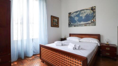 una camera da letto con un grande letto con asciugamani di appartamento Giacomo a Santa Margherita Ligure