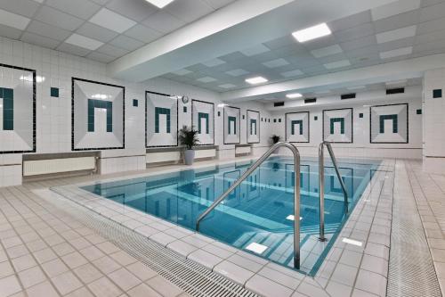 a large swimming pool in a building with a swimming pooliterator at Parkhotel Golf Marianske Lazne in Mariánské Lázně