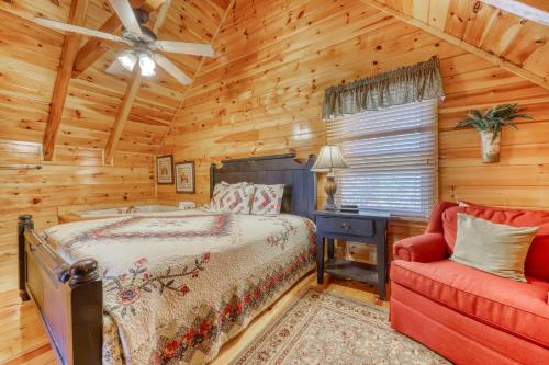 ein Schlafzimmer mit einem Bett und einem Stuhl in einer Hütte in der Unterkunft Treehouse in Pigeon Forge