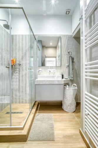 Stylish, Sunny New 2 Bedroom, Prime Central Athens