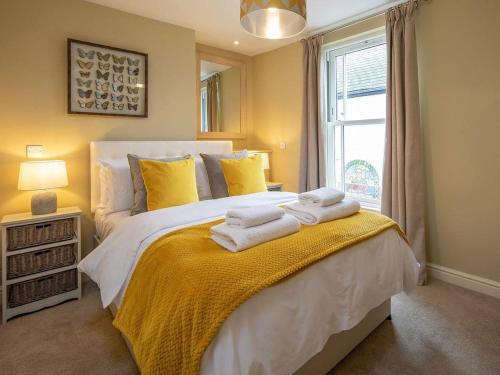 una camera da letto con un grande letto con asciugamani di Frebus House a Dartmouth