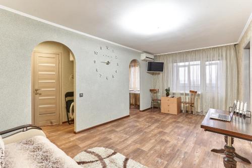 un soggiorno con divano e tavolo di "Domino" 4 Apartments a Charkiv