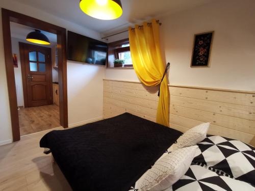 Katil atau katil-katil dalam bilik di Apartamenty U Paliderki