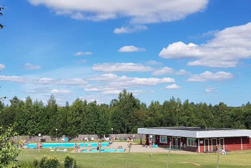 un groupe de personnes à la piscine dans l'établissement Lufta Camping & Restaurang, à Ånäset