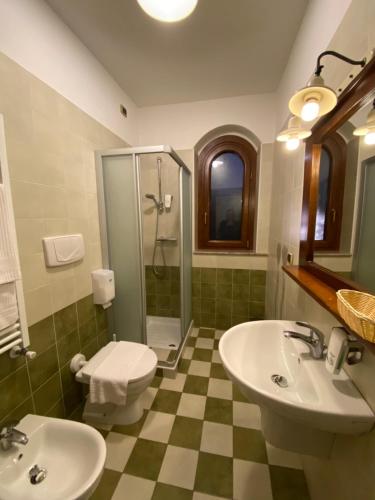 a bathroom with a sink and a shower and a toilet at La Cascina per un Sogno in Tornimparte