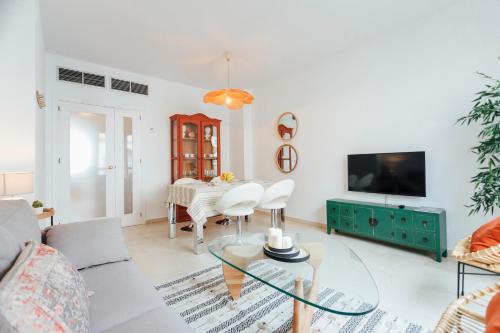a living room with a table and a tv at Reformed and bright- 2Bdr 1Bth- Nervion in Seville