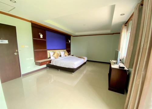 Postel nebo postele na pokoji v ubytování Thungtawan Hotel