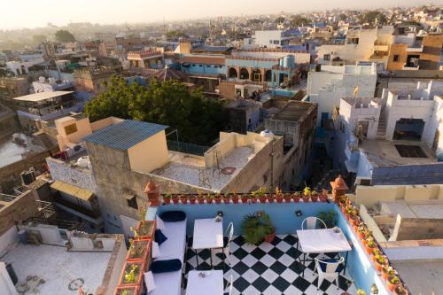 una vista aérea de una ciudad con edificios en Dev Kothi - Boutique Heritage Stay, en Jodhpur