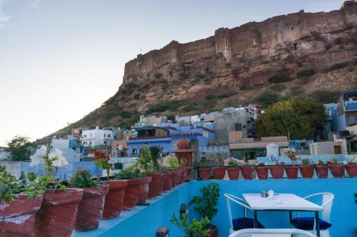 vistas a la ciudad azul de Chechaouen con mesa y sillas en Dev Kothi - Boutique Heritage Stay, en Jodhpur