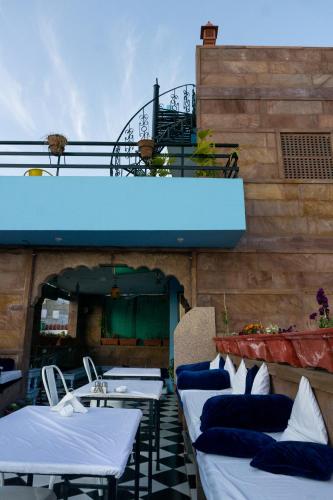 Un restaurante con mesas y sillas en un patio. en Dev Kothi - Boutique Heritage Stay, en Jodhpur