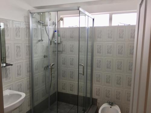 ein Bad mit einer Dusche, einem WC und einem Waschbecken in der Unterkunft La Péninsule Town Apartment Curepipe No 4 in Curepipe