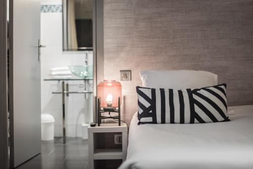 Кровать или кровати в номере Hôtel Couvent du Franciscain Centre ville