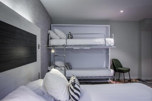 Кровать или кровати в номере Hôtel Couvent du Franciscain Centre ville