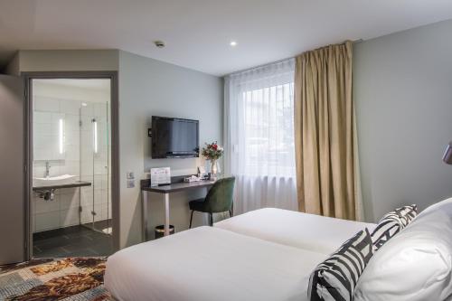 Телевизор и/или развлекательный центр в Hôtel Couvent du Franciscain Centre ville