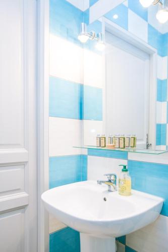 une salle de bain avec un lavabo blanc et un miroir dans l'établissement Regina's Banyuls Terrace apartment, à Banyuls-sur-Mer