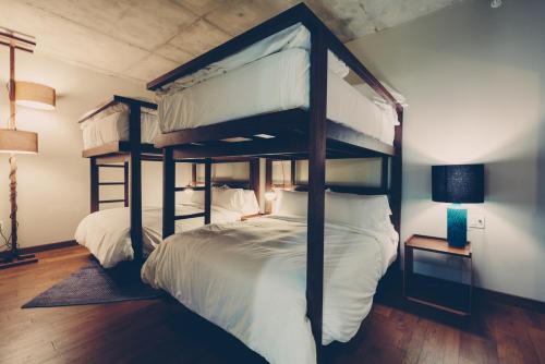 Katil dua tingkat atau katil-katil dua tingkat dalam bilik di South Congress Hotel