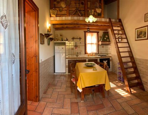 una cucina con tavolo e tovaglia gialla di Baglio Cracchiolo Casa Baldo a San Vito lo Capo