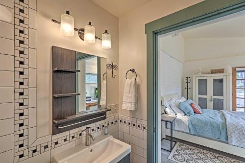 un bagno con lavandino, specchio e letto di Casa Paloma 1 - Artsy Studio with Hot Tub Access! a Patagonia