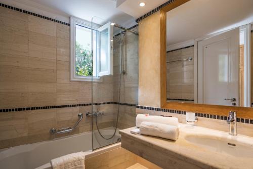 a bathroom with two sinks and a bathtub at Mitsis Ramira Beach Hotel in Kos