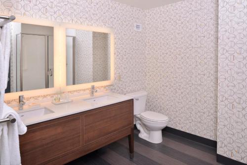 Holiday Inn Kansas City Airport, an IHG Hotel Image
