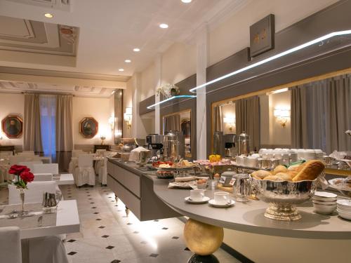 ein Frühstücksbuffet in einem Hotel mit Brot und Speisen in der Unterkunft Hotel Jolanda in Santa Margherita Ligure
